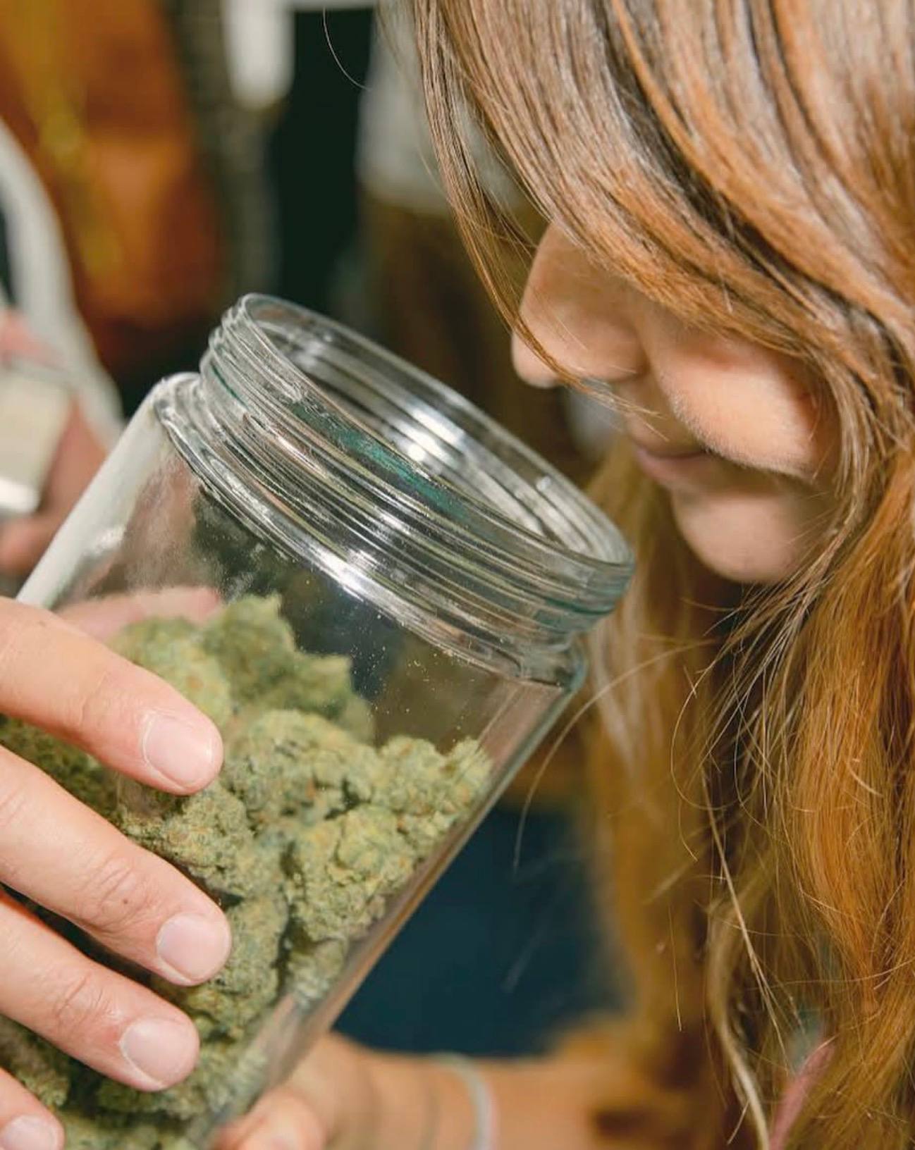 Why Retailers Prefer Hall of Flowers Distro Over Traditional Wholesalers